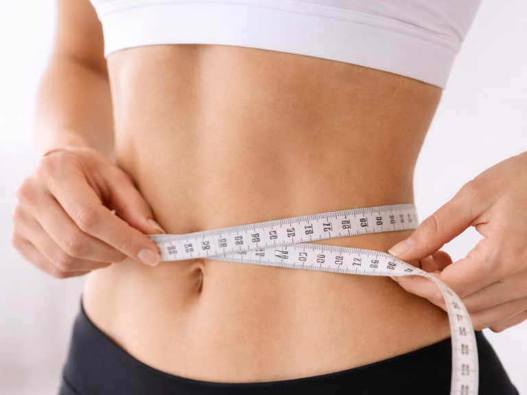 Frau welche sich ein Maßband um den Bauch bindet vor einer Kryolipolyse bei CoolCryo Itzehoe.