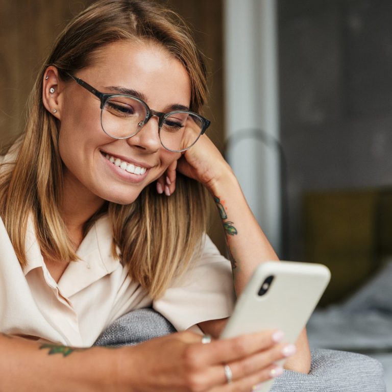 Eine Frau die einen Termin online bei CoolCryo Itzehoe vereinbart.